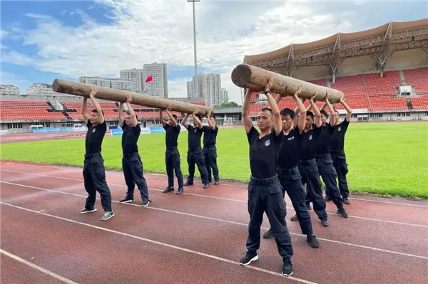 自贡公安特巡警持续推进机动队、排爆队、突击队实战大练兵