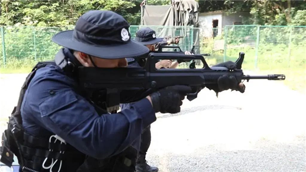 自贡公安特巡警持续推进机动队、排爆队、突击队实战大练兵